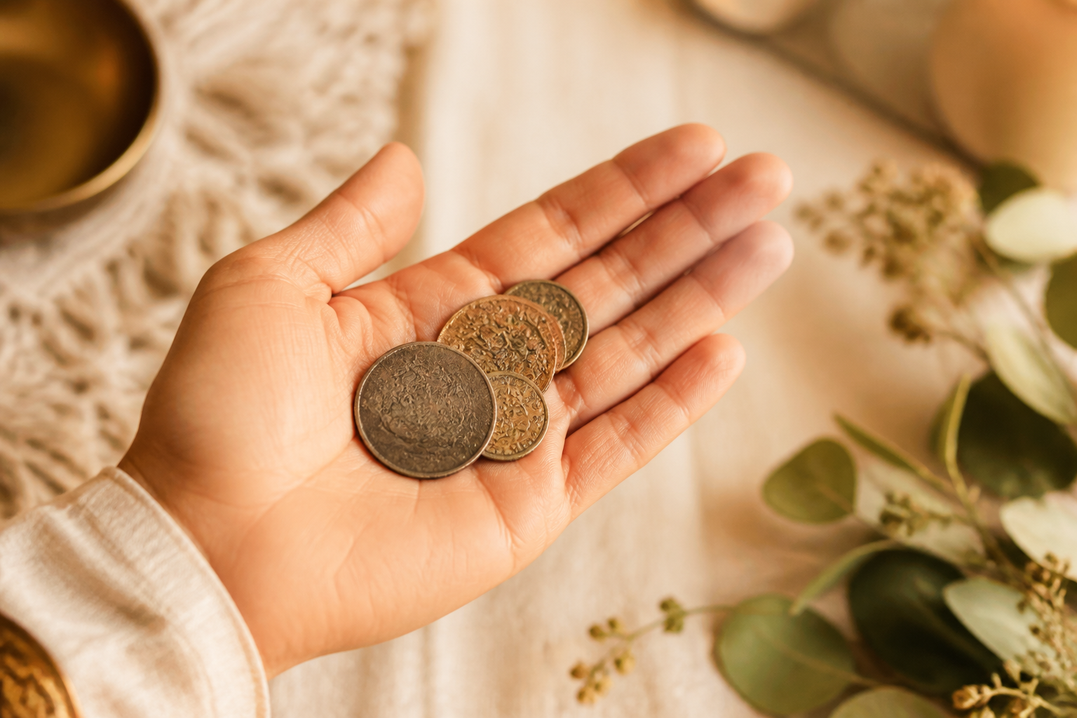 Main gauche qui gratte et superstition de l'argent, paume tenant des pièces